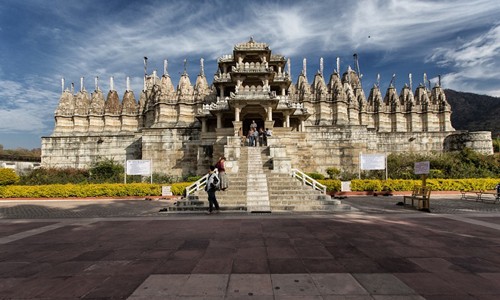  Ngôi đền đẹp nhất của giáo phái Jain ở Ấn Độ - Ranakpur nằm ở sườn đồi thung lũng hẻo lánh Arvallis, Pali, Rajasthan, miền Tây Ấn Độ.